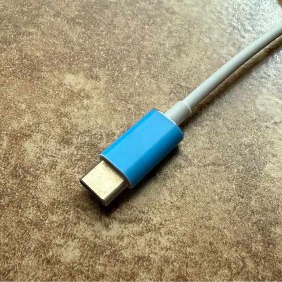 USB C Adapter (white color) - Picture 4 of 4